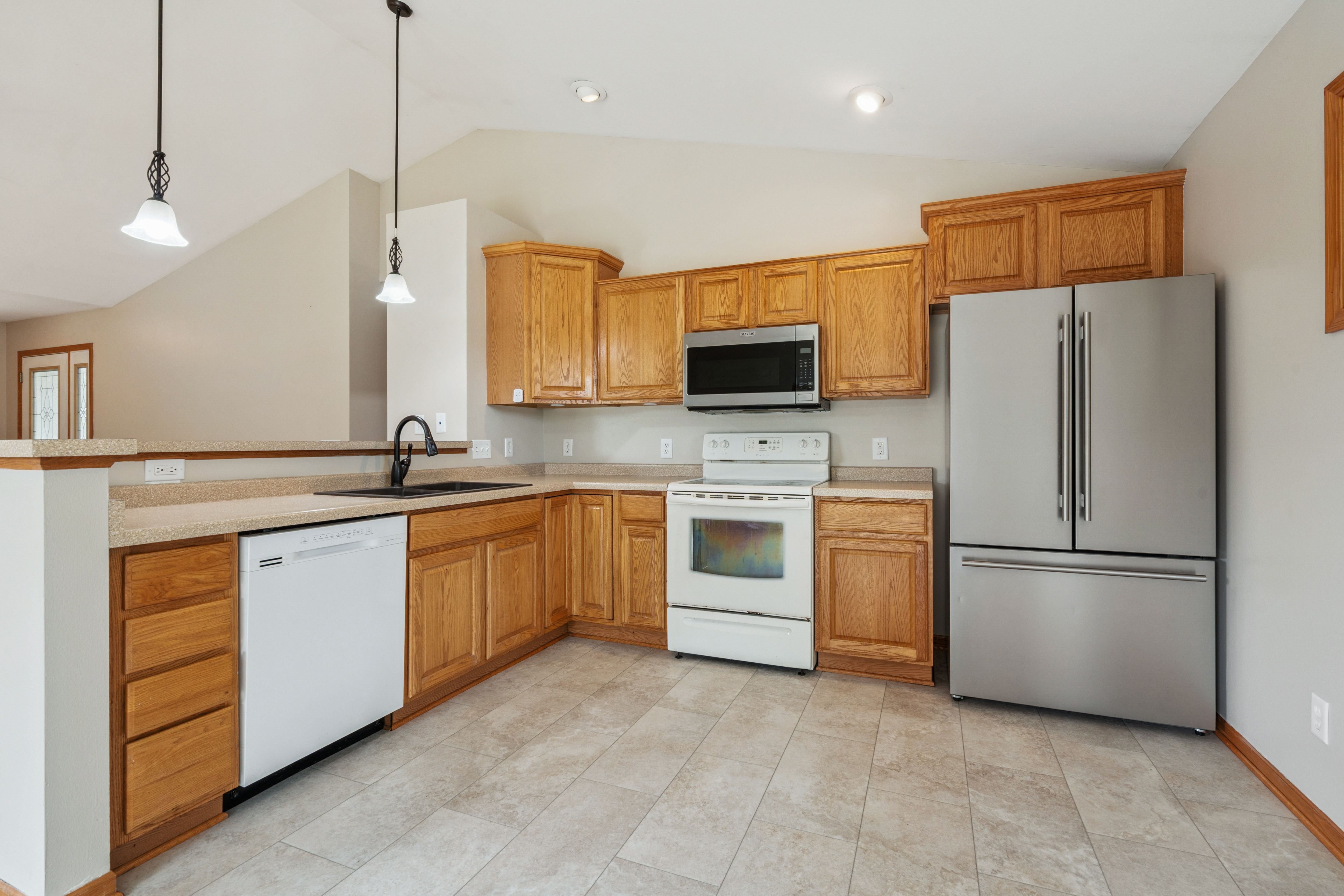 Listing Photo: 15-140 780 Country Club Ct